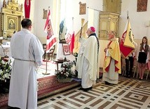 ▲	Bp Jacek Jezierski poświęcił także flagę i pieczęcie z symbolem gminy.