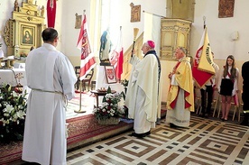 ▲	Bp Jacek Jezierski poświęcił także flagę i pieczęcie z symbolem gminy.