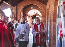 Biskup Jeż święci drogę krzyżową.