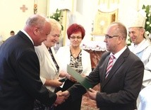 Zasłużeni otrzymali medale „W Służbie Rodzinie”. Na zdjęciu nagrodę i gratulacje odbierają Anna i Józef Kiełbasowie z Grybowa.