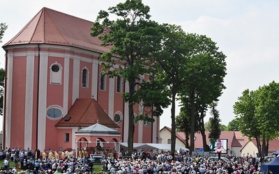 	Msza św. sprawowana była przy ołtarzu polowym obok sanktuarium.