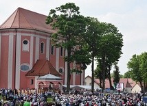 	Msza św. sprawowana była przy ołtarzu polowym obok sanktuarium.