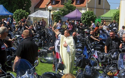 ▲	Patriotyzm można objawiać także w zmotoryzowany sposób. Udowadnia to co roku pielgrzymka do Krzeszowa.