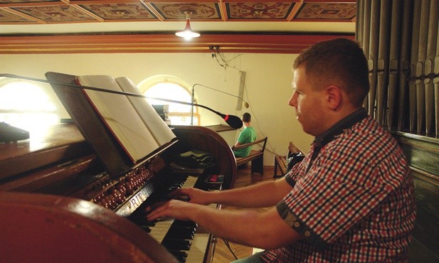 Marcin Cięszczyk przy organach w kościele  św. Antoniego w Zabrzu. 