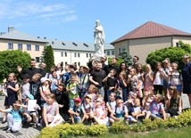 Klerycy i ich goście przy figurze Matki Bożej Niepokalanej w seminaryjnym wirydarzu