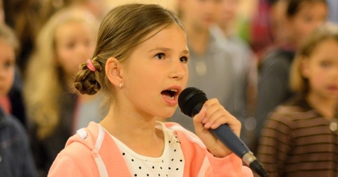 Dzieci uwielbiają śpiewem