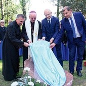 ▲	Na skwerze ks. Roga stanął pamiątkowy kamień.