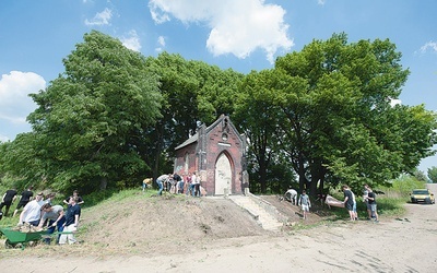 Na pomysł uporządkowania zdewastowanej kaplicy wpadli młodzi ludzie z Piekar Śl.