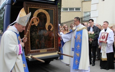 Bp Marek Solarczyk i proboszcz ks. Tomasz Zaczkiewicz powitali obraz w progach świątyni