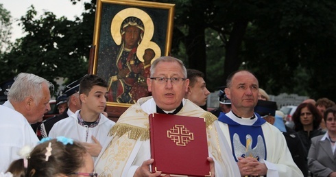 Ks. Jacek Marciniak (z Ewangeliarzem) chciałby, żeby obchody rocznicy nawiedzenia były przygotowaniem do kolejnego