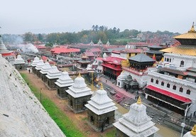 Kompleks świątynny Pashupatinath, miejsce kremacji wyznawów hinduizmu. Tu również muszą udać się z ciałami swych zmarłych chrześcijanie, którzy nie mogą dokonywać pochówków w ziemi.