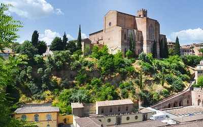Gigantyczna bazylika San Domenico w Sienie.
