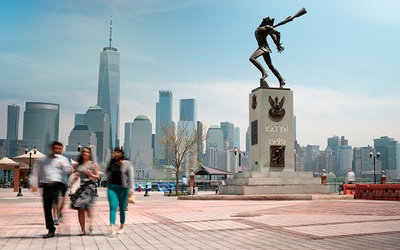 Upamiętniający ofiary zbrodni katyńskiej pomnik autorstwa Andrzeja Pityńskiego ustawiono na Exchange Place w Jersey City w 1991 roku.