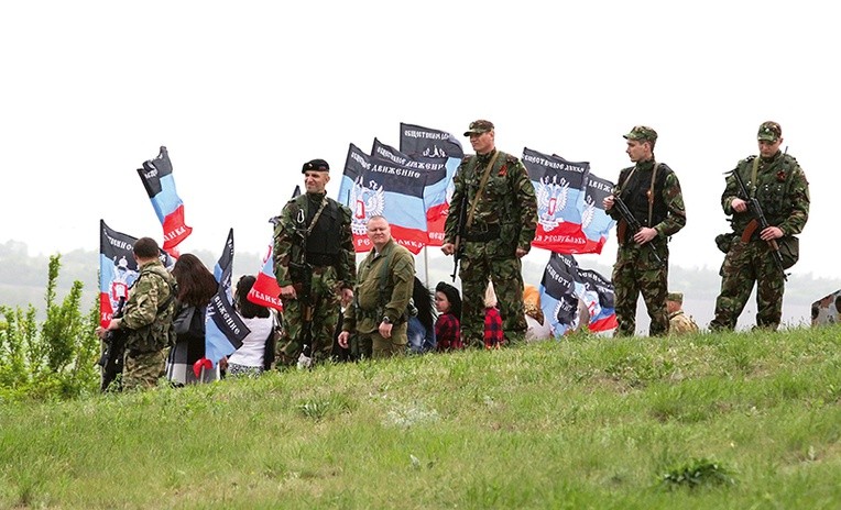 Bojownicy z flagami samozwańczej Donieckiej Republiki Ludowej w pobliżu kontrolowanego przez siły prorosyjskie Doniecka.