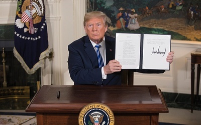 Donald Trump prezentuje dokument, na mocy którego USA wycofują się z porozumienia nuklearnego z Iranem.