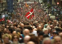 Po ogłoszeniu samorozwiązania ETA zwolennicy organizacji na ulicach Bilbao domagali się przeniesienia jej uwięzionych członków do więzień na terenie Baskonii. Wielu z nich  jest przetrzymywanych z dala od swoich domów.