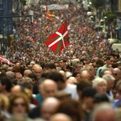 Po ogłoszeniu samorozwiązania ETA zwolennicy organizacji na ulicach Bilbao domagali się przeniesienia jej uwięzionych członków do więzień na terenie Baskonii. Wielu z nich  jest przetrzymywanych z dala od swoich domów.