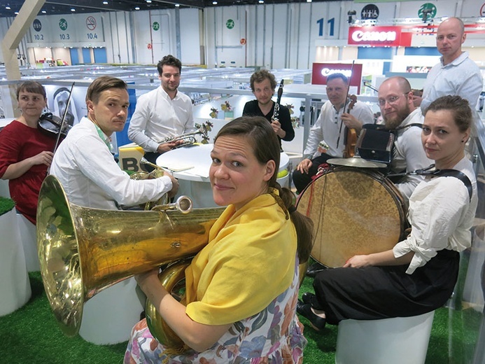 Tęgie Chłopy. Od lewej: Ewa Grochowska (skrzypce, śpiew), Michał Maziarz (skrzypce), Szczepan Pospieszalski (trąbka), Maniucha Bikont (tuba, śpiew), Michał Żak (klarnet, saksofon sopranowy), Maciej Filipczuk (skrzypce), Mateusz Kowalski (akordeon), Marcin Żytomirski (skrzypce), Dorota Murzynowska (baraban).