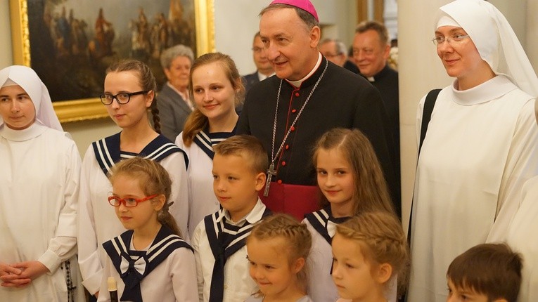 Podopieczni niepokalanek z Nowego Sącza u biskupa tarnowskiego