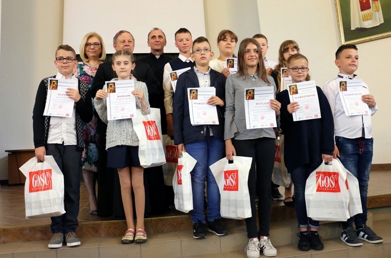 Laureaci z bp. Henrykiem Tomasikiem, Jolantą Strojek i ks. Andrzejem Gozdurem