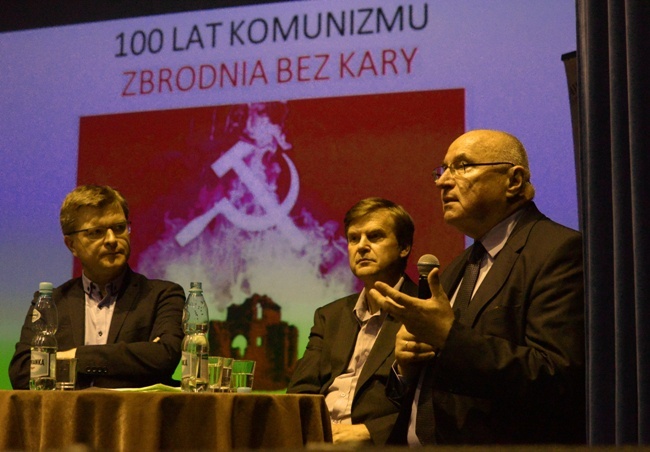 Wystawa "100 lat komunizmu - zbrodnia bez kary"