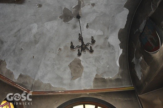 Zniszczenia po podpaleniu kościoła w Dzierżoniowie