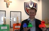 Prezes Fundacji "Skrzydła dla Edukacji" zachęca wszystkich do wystawienia swojego gumowego zawodnika w kaczym wyścigu