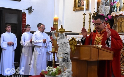 Ks. Julian Nastałek w czasie odmawiania jednej z modlitw rozbudowanej liturgii słowa