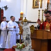 Ks. Julian Nastałek w czasie odmawiania jednej z modlitw rozbudowanej liturgii słowa