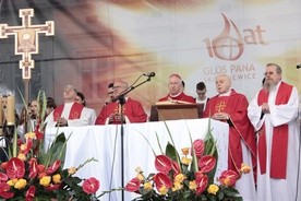 Na rynku w Skierniewicach odbyło się czuwanie w wigilię Zesłania Ducha Świętego. Eucharystii przewodniczyl bp Andrzej F. Dziuba. 