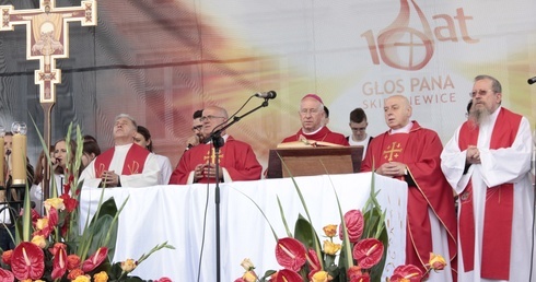 Na rynku w Skierniewicach odbyło się czuwanie w wigilię Zesłania Ducha Świętego. Eucharystii przewodniczyl bp Andrzej F. Dziuba. 