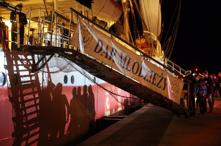 Dar Młodzieży wypłynął w Rejs Niepodległości