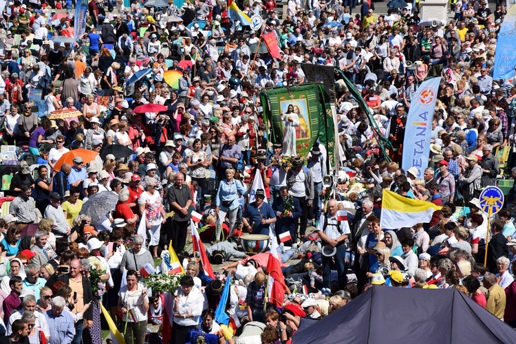 Wejście pielgrzymki z Łowicza na Jasną Górę - cz. 1