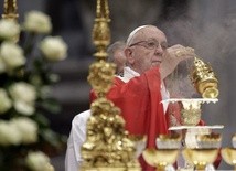 Papież Franciszek podczas Mszy w Bazylice św. Piotra w uroczystość Zesłania Ducha Świętego