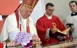 Jednym z najważniejszych momentów liturgii konsekracji jest namaszczenie ołtarza.