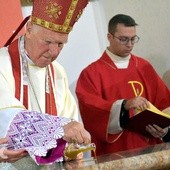 Jednym z najważniejszych momentów liturgii konsekracji jest namaszczenie ołtarza.