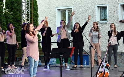Zespół niemaGOtu w czasie występu na rodzinnym festynie w parafii pw. Chrystusa Króla.