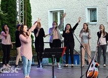 Zespół niemaGOtu w czasie występu na rodzinnym festynie w parafii pw. Chrystusa Króla.