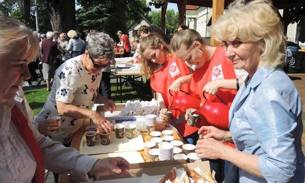 Hałcnowska Caritas wraz z młodzieżą przygotowały poczęstunek dla pielgrzymów