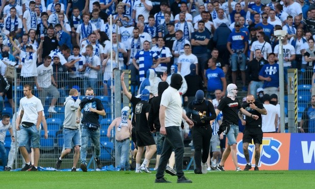 11 osób zatrzymanych po zajściach na meczu Lech - Legia