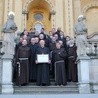 Pamiątkowe zdjęcie z afiliowanymi do zakonu kapłanami.