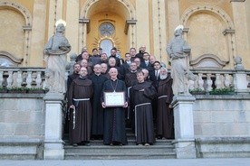 Pamiątkowe zdjęcie z afiliowanymi do zakonu kapłanami.