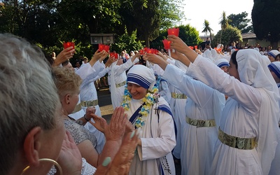 Powitanie sióstr. Z lewej w szpalerze s. Cordia Góra