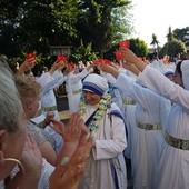 Powitanie sióstr. Z lewej w szpalerze s. Cordia Góra