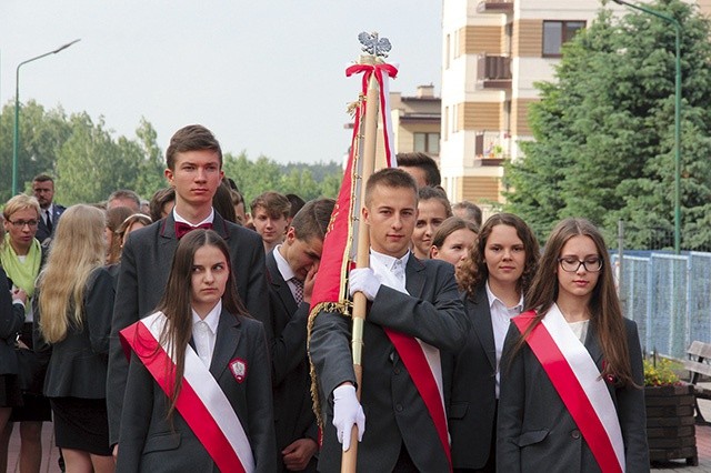 Katolickie Publiczne LO im. św. Jana Pawła II ma już swój sztandar.