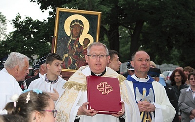 Z Ewangeliarzem ks. Jacek Marciniak. Obok ks. Sławomir Sobierajski.