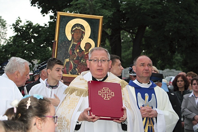 Z Ewangeliarzem ks. Jacek Marciniak. Obok ks. Sławomir Sobierajski.