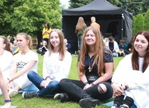 Rozmowy o Bogu i wierze bardzo dobrze udają się także  na trawie. W środku: Magda Szaraj i Klaudia Król.