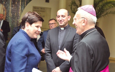 Gośćmi promocji byli m.in. premier Beata Szydło i abp Nowak (z prawej). W środku ks. Bartoszek.