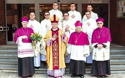 Neoprezbiterzy z biskupami.